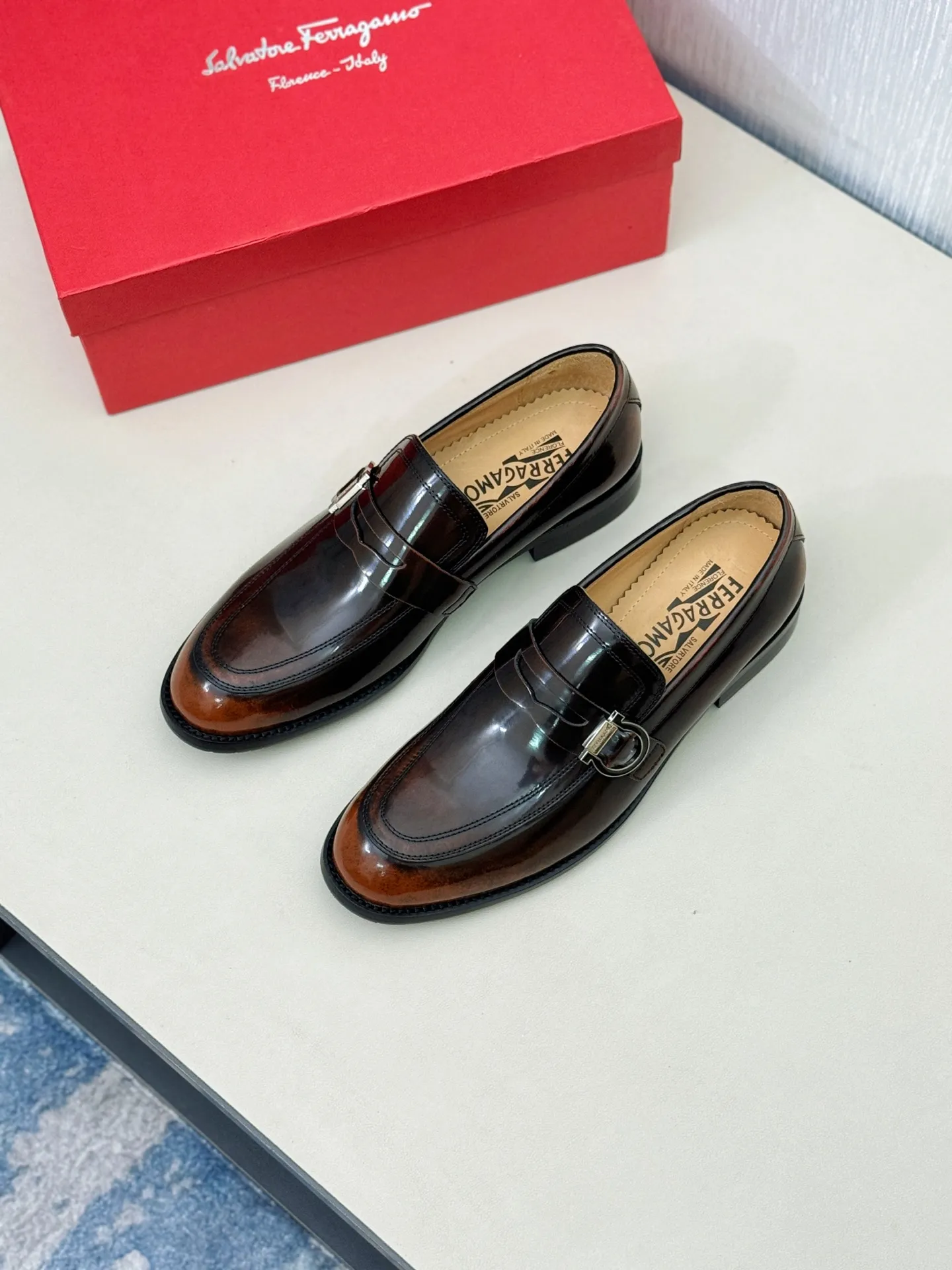 [Ferragamo] P: 560💰 Number of yards: 38~44 (45 orders are non-returnable) Ferragam's new men's formal leather shoes, the fabric is made of imported cowhide, with visible texture, heavy-duty stitching, dyed calfskin inside, standard logo cowhide feet, big-name experience, soft and comfortable on the feet, a men's favorite, special non-slip and wear-resistant rubber soles, easy to handle various occasions, with original box packaging!